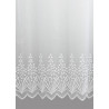 Detailaufnahme weißer Store aus Plauener Spitze mit filigranem Gräser-Motiv und elegantem, wellenförmigem Abschluss.