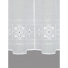 Detailaufnahme der weißen Ornament-Stickerei auf halbtransparenter weißer Kurzgardine.