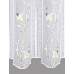 Nahaufnahme Plauener Spitze mit feiner floraler Blütenstickerei in Beige, edle Heimtextilien für Fenster.