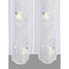 Nahaufnahme Plauener Spitze mit feiner floraler Blütenstickerei in Beige, edle Heimtextilien für Fenster.