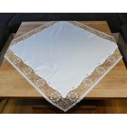 Quadratischer Tischläufer aus satinglänzendem Stoff in Creme mit üppiger goldener Spitzenkante.