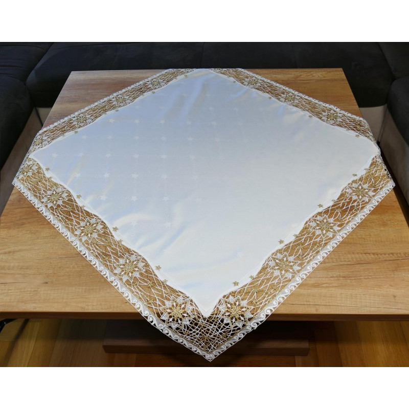 Quadratischer Tischläufer aus satinglänzendem Stoff in Creme mit üppiger goldener Spitzenkante.
