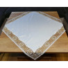 Quadratischer Tischläufer aus satinglänzendem Stoff in Creme mit üppiger goldener Spitzenkante.