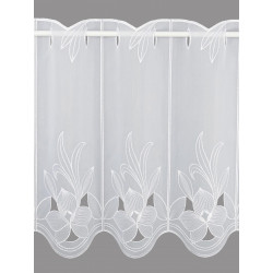 Weiße Scheibengardine mit filigranen Blumenmotiven, elegante Heimtextilien.