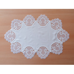 Ovale Mitteldecke aus Plauener Spitze in Reinweiß mit filigraner Cut-Out-Bordüre für stilvolle Tischdekoration.