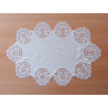 Ovale Mitteldecke aus Plauener Spitze in Reinweiß mit filigraner Cut-Out-Bordüre für stilvolle Tischdekoration.