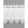 Nahaufnahme feiner Plauener Spitze in Weiß mit Blütenmuster und filigranem Wellensaum als Dekoration. 25 cm hoch