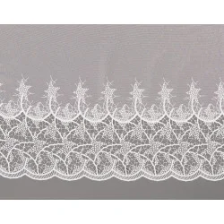 Attraktiver weißer Langstore Carlotta mit einer zeitlosen Plauener Spitzenkante