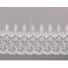 Nahaufnahme der weißen Plauener Spitze Carlotta mit Luft-Stickerei und Bogensaum, hochwertige Heimtextilien-Details.