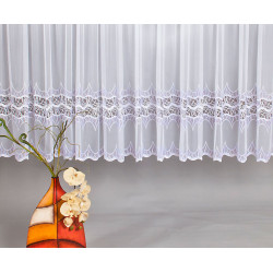 Weißer Store Alexandra mit feiner Plauener Bogenspitze und floralem Wellen-Muster am Fenster für ein helles Wohnambiente.