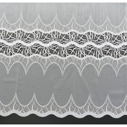Detailaufnahme der echten Plauener Spitze Alexandra in Beige mit kunstvoller Wellen-Stickerei und Bogensaum.