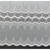 Detailaufnahme der echten Plauener Spitze Alexandra in Beige mit kunstvoller Wellen-Stickerei und Bogensaum.