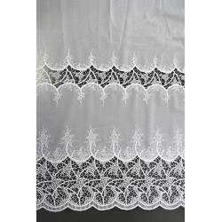 Detailansicht der feinen Netzstruktur und der aufwendig gestickten Spitzen-Kante des Modells Carlotta in Reinweiß.