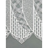 Nahaufnahme feiner Plauener Spitze in Naturweiß mit kunstvollen geometrischen Webmuster-Details.