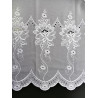 Detailansicht hochwertiger Plauener Spitze; florales Blumenmuster auf weißem, halbtransparentem Gardinenstoff.