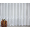 Lichtdurchlässiger Fenster-Store in Weiß mit geschmackvoller Stickereikante, hochwertige Heimtextilien für ein helles Ambiente.