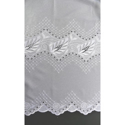 Detailansicht der Echten Plauener Spitze Samantha, weiße Stickerei mit floralen Motiven für edle Gardinen.