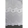 Detailansicht der Echten Plauener Spitze Samantha, weiße Stickerei mit floralen Motiven für edle Gardinen.