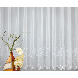 Halbtransparente Gardine Jasmina mit feiner Spitze im Wohnzimmer neben Vase mit Orchideen für gemütliche Heimtextilien-Deko.