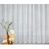 Halbtransparente Gardine Jasmina mit feiner Spitze im Wohnzimmer neben Vase mit Orchideen für gemütliche Heimtextilien-Deko.