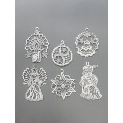 Elegant gestickte Christbaumanhänger im 6er-Set aus Plauener Spitze in Weiß-Silber für die Weihnachtsdeko.
