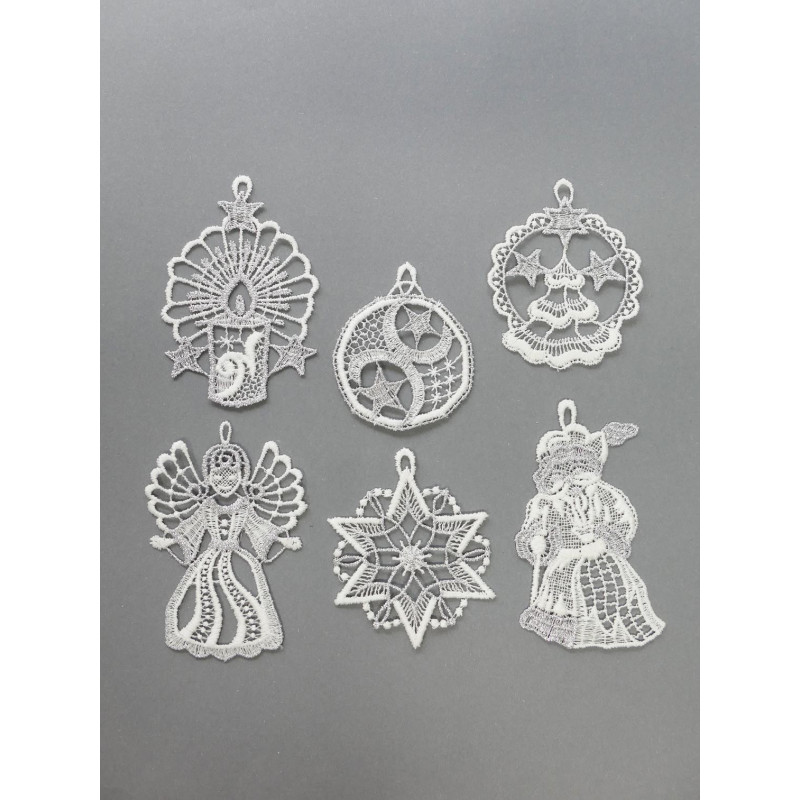 Elegant gestickte Christbaumanhänger im 6er-Set aus Plauener Spitze in Weiß-Silber für die Weihnachtsdeko.