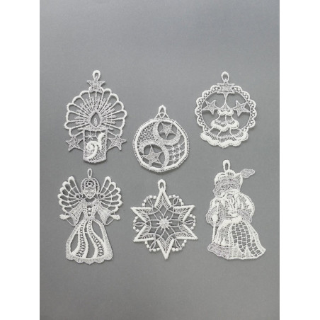 Elegant gestickte Christbaumanhänger im 6er-Set aus Plauener Spitze in Weiß-Silber für die Weihnachtsdeko.