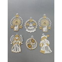 6er-Set Christbaumanhänger aus Plauener Spitze in Weiß und Gold mit Weihnachtsmann-, Engel- und Kerzenmotiv.