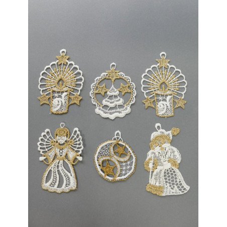 6er-Set Christbaumanhänger aus Plauener Spitze in Weiß und Gold mit Weihnachtsmann-, Engel- und Kerzenmotiv.