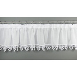 Weißer Scheibenhänger aus feiner Spitze mit Blumen- Muster, elegantes Heimtextil im Freisteller auf Grau.