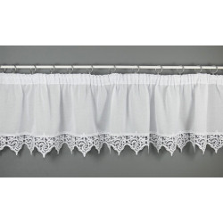 Weißer Scheibenhänger aus feiner Spitze mit ornamentalem Muster, elegantes Heimtextil im Freisteller auf Grau.