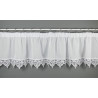 Weißer Scheibenhänger aus feiner Spitze mit ornamentalem Muster, elegantes Heimtextil im Freisteller auf Grau.