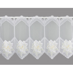 Weiße Plauener Spitze Kurzgardine mit gelben Akzenten und floralen Mustern.