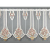 Transparenter Bistrovorhang in Weiß mit altrosa Rosenbaum-Motiv aus feiner Spitze .