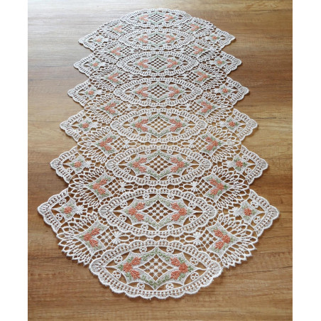 Schmaler Tischläufer aus cremeweißer Spitze mit zarten lachsfarbenen Akzenten für elegante Tischdekoration.