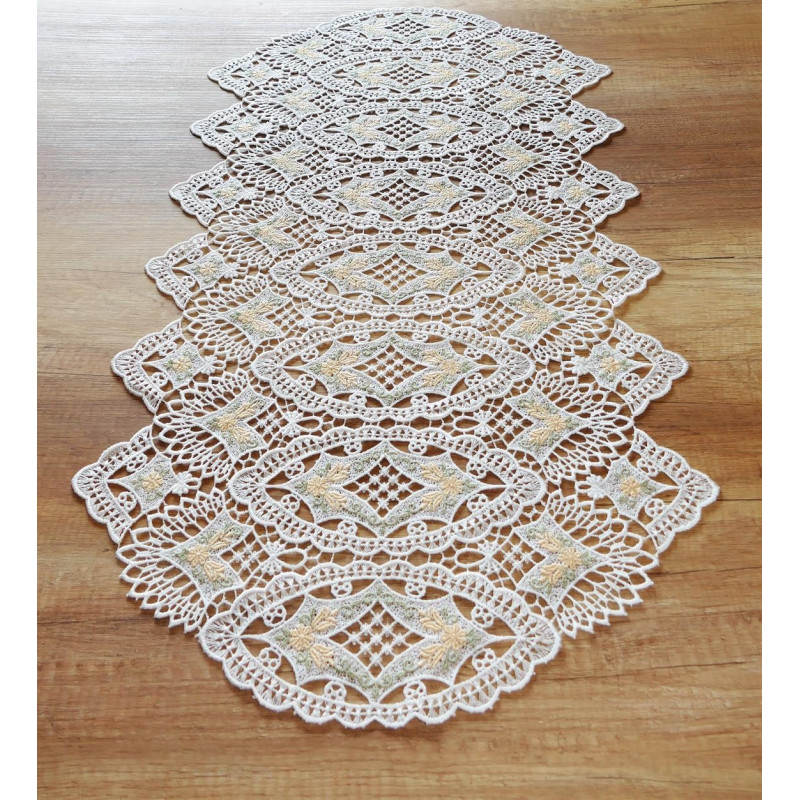 Tischläufer aus weißer Spitze mit zarten gelben Akzenten für elegante Tischdekoration.