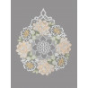 Filigranes Fensterbild Rosenbukett aus Plauener Spitze in Rosé, Gelb und Grün als sommerliche Deko.