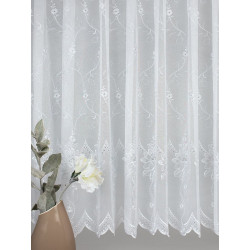 Halbtransparente Gardine mit floraler Stickerei und Bogensaum, dekoriert mit Vase für ein gemütliches Heimtextilien-Flair.