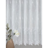 Halbtransparente Gardine mit floraler Stickerei und Bogensaum, dekoriert mit Vase für ein gemütliches Heimtextilien-Flair.