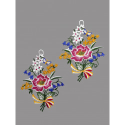 Gestickte Fensterbilder im 2er-Set mit Blumenstrauß-Motiv aus feiner Plauener Spitze, freigestellt auf Grau.