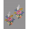 Gestickte Fensterbilder im 2er-Set mit Blumenstrauß-Motiv aus feiner Plauener Spitze, freigestellt auf Grau.
