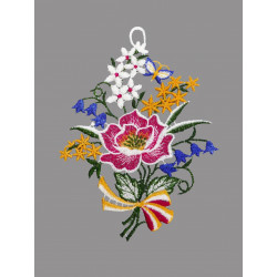 Gesticktes Fensterbild mit Blumenstrauß-Motiv aus feiner Plauener Spitze, freigestellt auf Grau.
