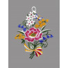 Gesticktes Fensterbild mit Blumenstrauß-Motiv aus feiner Plauener Spitze, freigestellt auf Grau.