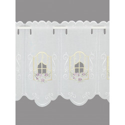 Detail einer Bistrogardine aus Plauener Spitze mit lila-violetten Blumen und zarten grünen Blättern.