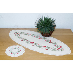 Ovaler Tischläufer und rundes Deckchen mit Erdbeer-Stickerei auf Holztisch, Heimtextilien im Landhausstil.