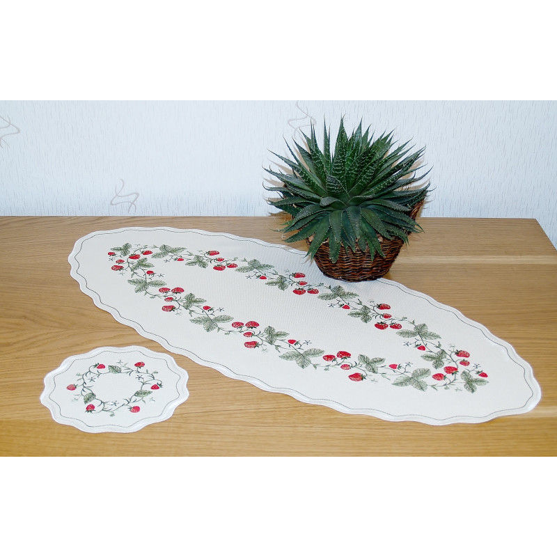 Ovaler Tischläufer und rundes Deckchen mit Erdbeer-Stickerei auf Holztisch, Heimtextilien im Landhausstil.
