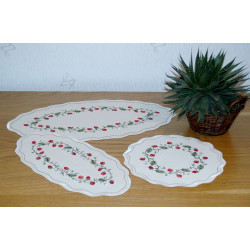 3-teiliges Tischdecken-Set mit Erdbeer-Stickerei: ovale Läufer und rundes Deckchen, Heimtextilien Landhaus.