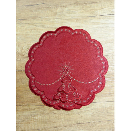 Rundes rotes Deckchen mit edlem Glanz, Wellenrand und gesticktem Tannenbaum in Gold für die Weihnachtsdeko.