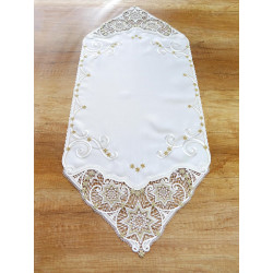 Eleganter weißer Tischläufer mit goldener Stickerei und sternförmiger Plauener Spitze auf Holztisch.