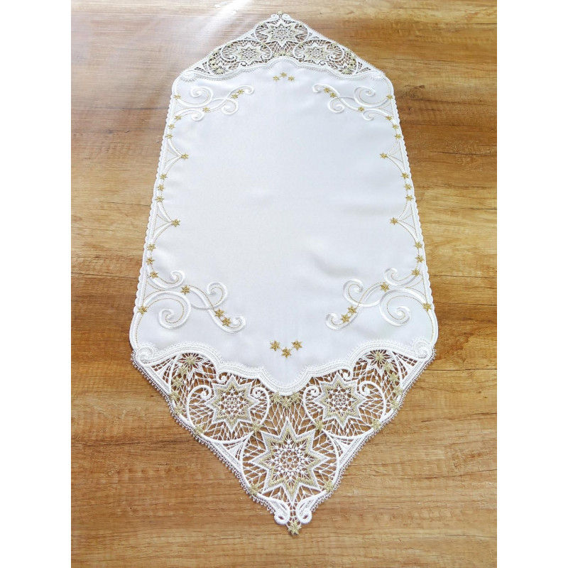 Eleganter weißer Tischläufer mit goldener Stickerei und sternförmiger Plauener Spitze auf Holztisch.